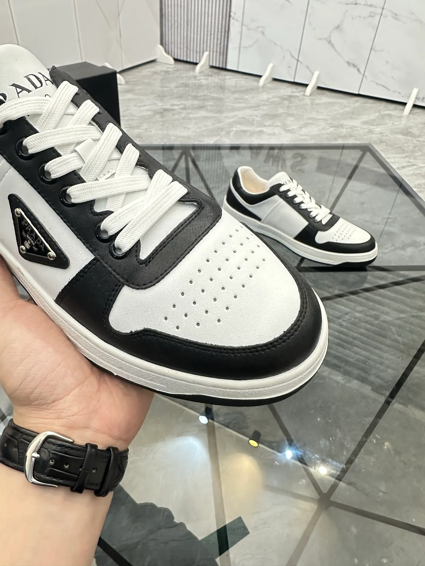 Men's shoes: 💰P400¥ Product trademark: Prada *"Prada*" low-top casual shoes Regular size: 38-44 (can be customized to 45) Product materials: imported cowhide upper, sheepskin lining, original outsole. Number: 020